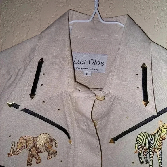 Las Olas Women's Long Sleeve African animals Safari Tan Shirt Size: Small - Picture 4 of 11